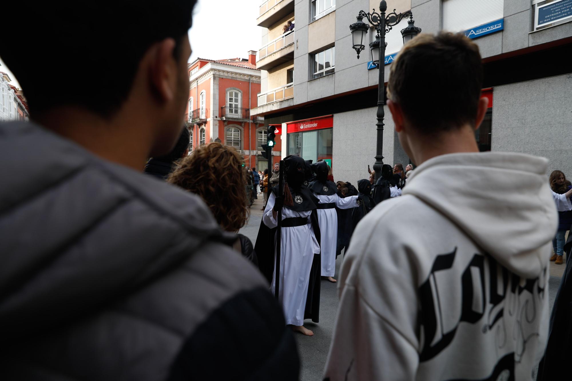 EN IMÁGENES: Emocionante sermón del Desenclavo y procesión del Santo Entierro