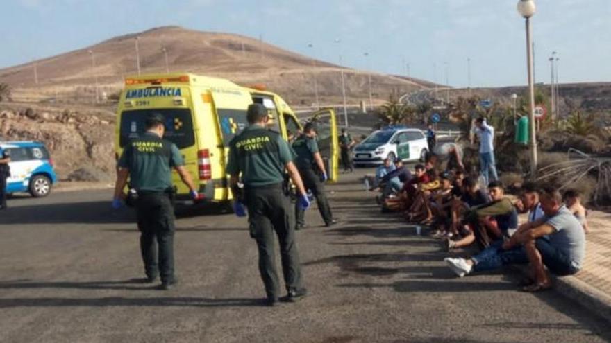 Operativo de atención a los inmigrantes que llegaron ayer a Fuerteventura.