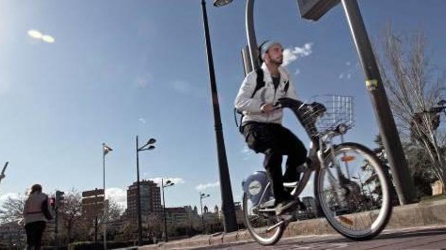 El carril bici de la avenida del Puerto vuelve a acaparar un gran número de propuestas: quieren que se baje a la calzada.