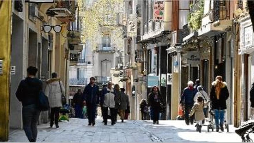 La zona comercial de Figueres atrau moltes cadenes per la proximitat amb França i pel centre de vianants.