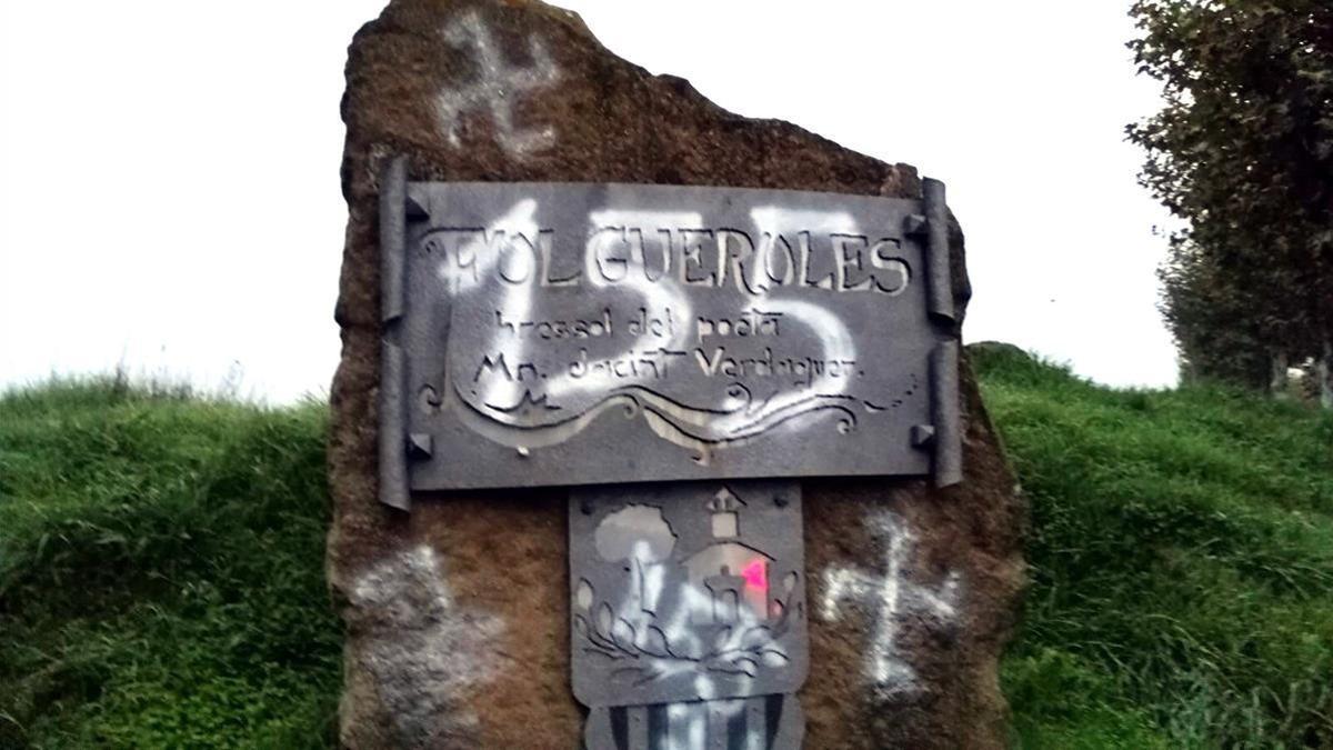 Pintadas ultras en una placa dedicada a Jacint Verdaguer en Folgueroles.