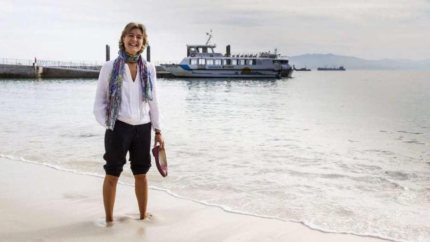 La ministra Isabel García Tejerina, ayer, en la playa de Rodas, en Cíes. // EFE/Óscar Corral