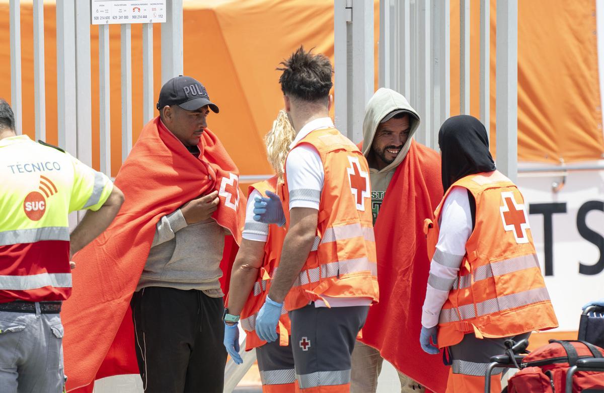 Rescate de dos magrebíes en una patera al norte de Lanzarote (29/7/2026)