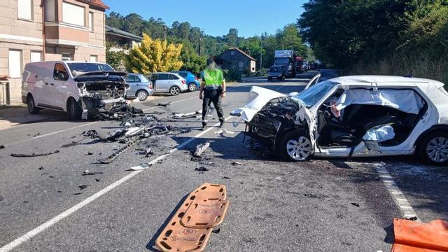 Estado en el que quedaron la furgoneta y el turismo tras el impacto ayer en la zona de Louredo.