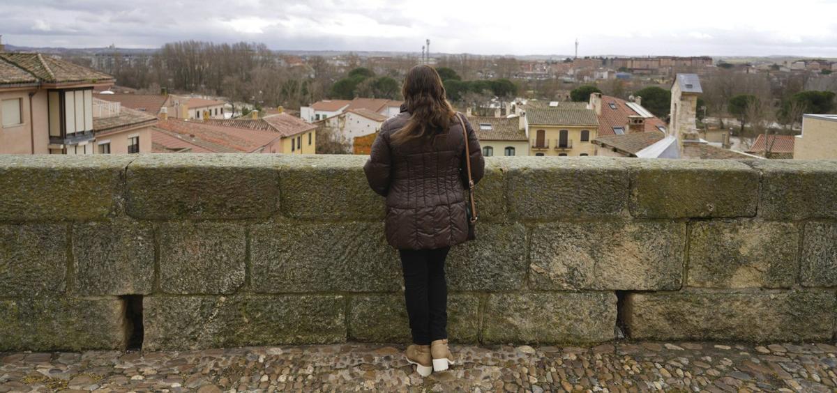La mujer contempla la ciudad desde el mirador de San Cipriano.