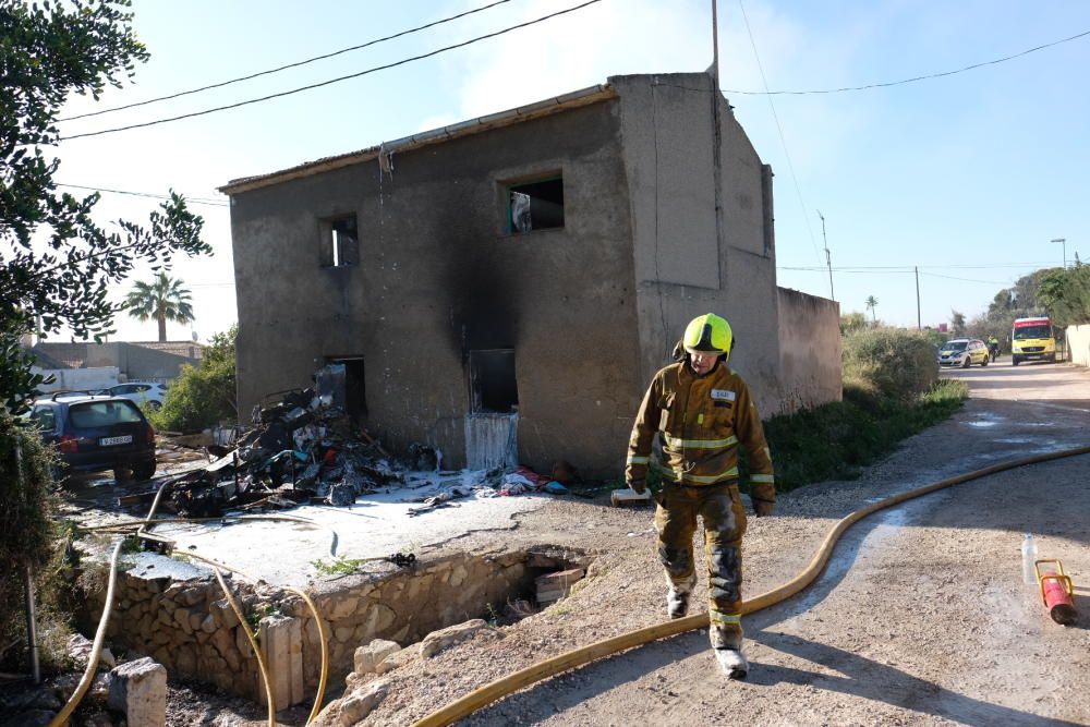 Un aparatoso incendio calcina una casa de campo en Sant Joan
