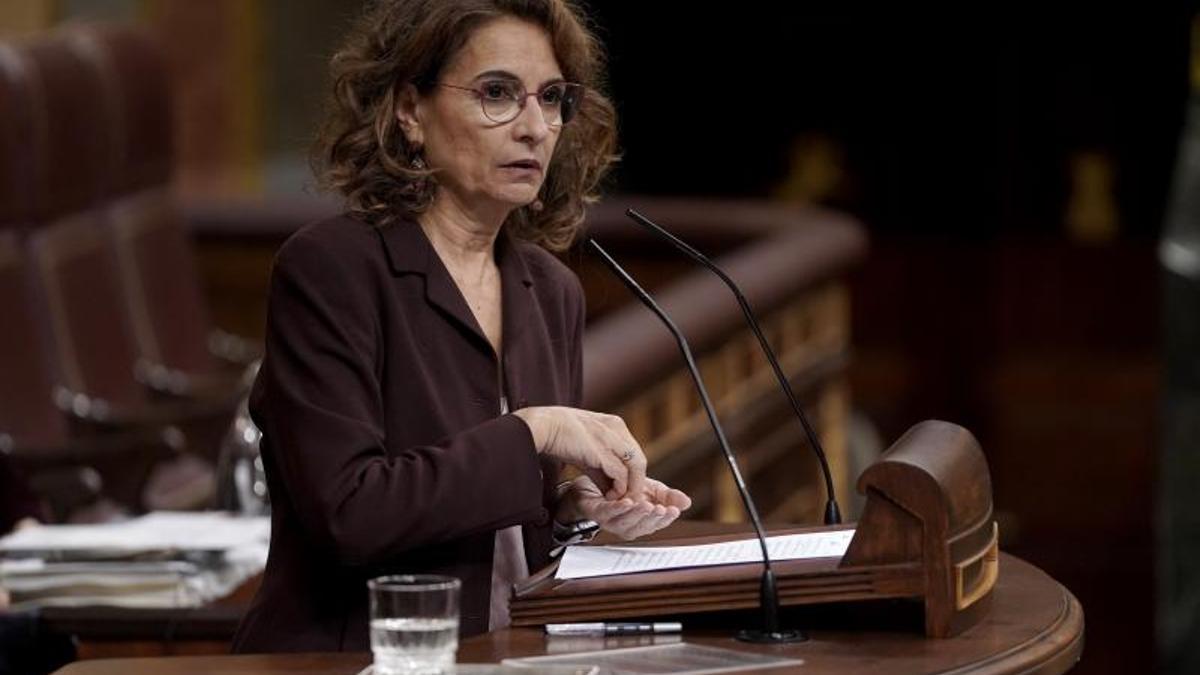 Hacienda estudia si, por primera vez, las personas que perciben el SMI deberían tributar el IRPF.