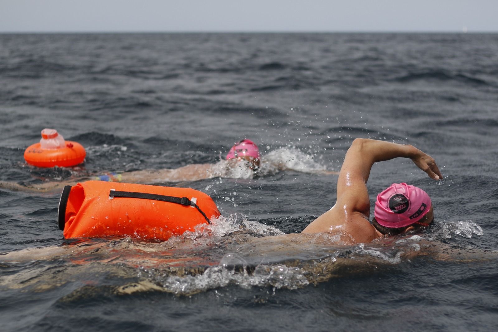 Un total de 211 participantes se lanzan al mar para recaudar fondos y financiar las sesiones de rehabilitación de Respiralia