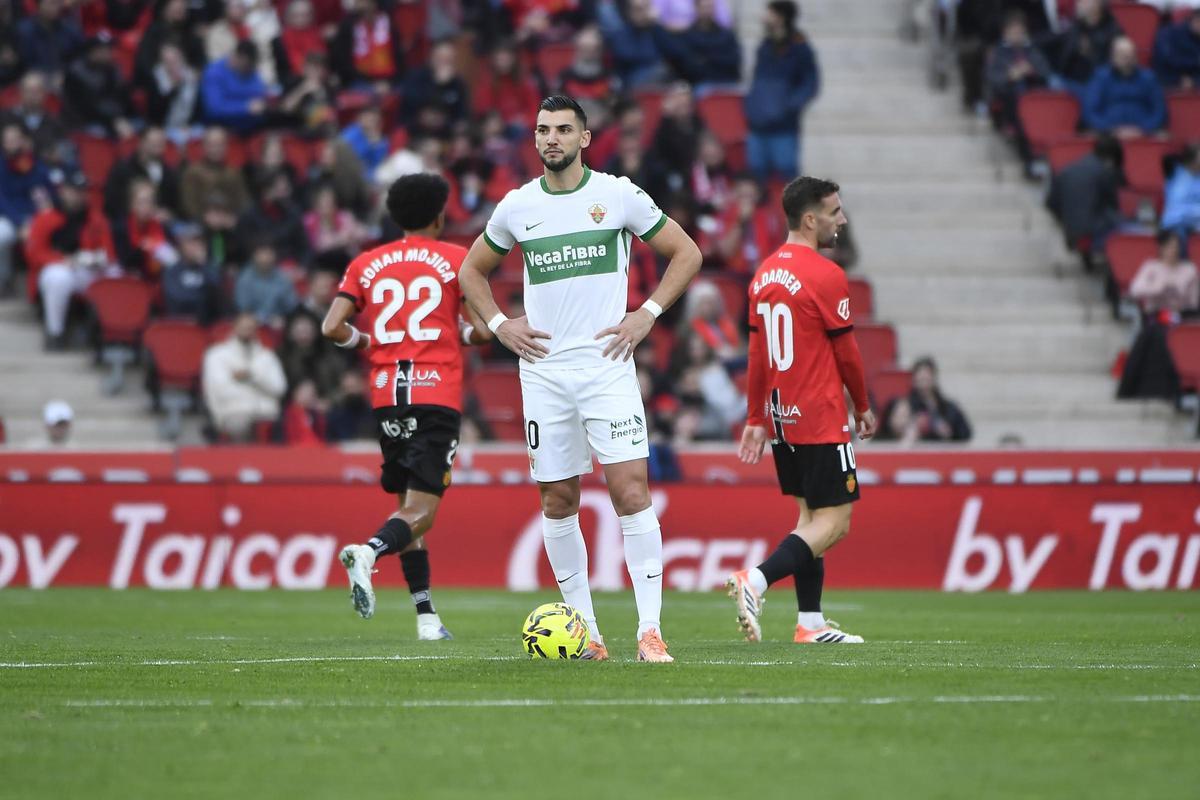 Rafa Mir espera en el centro del campo tras un gol del Mallorca.