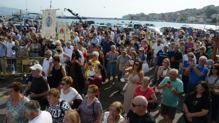 Vecinos y fieles de Moaña congregados en O Con para ver el embarque de la Virgen.  