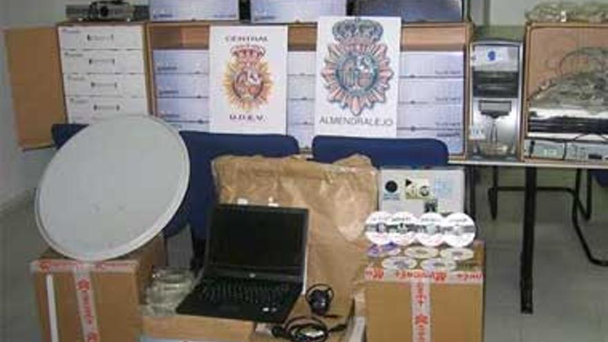 La policía detiene a cinco extremeños en la primera operación europea contra la piratería de la señal de televisión