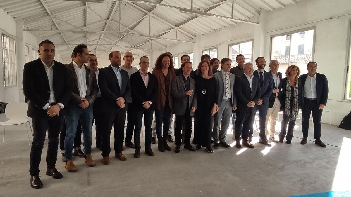 Las autoridades posan tras la presentación del proyecto en la antigua fábrica de Can Beltrán.