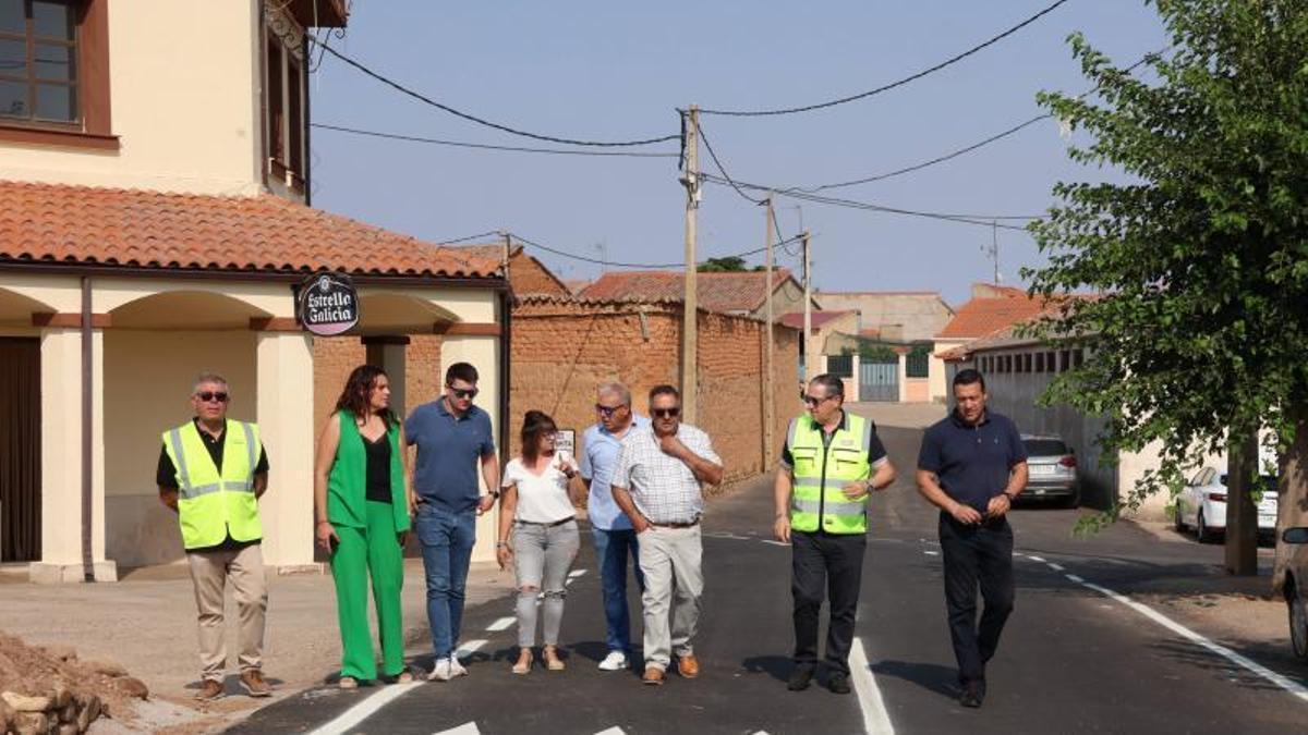 Autoridades supervisan las obras ejecutadas en la carretera provincial.