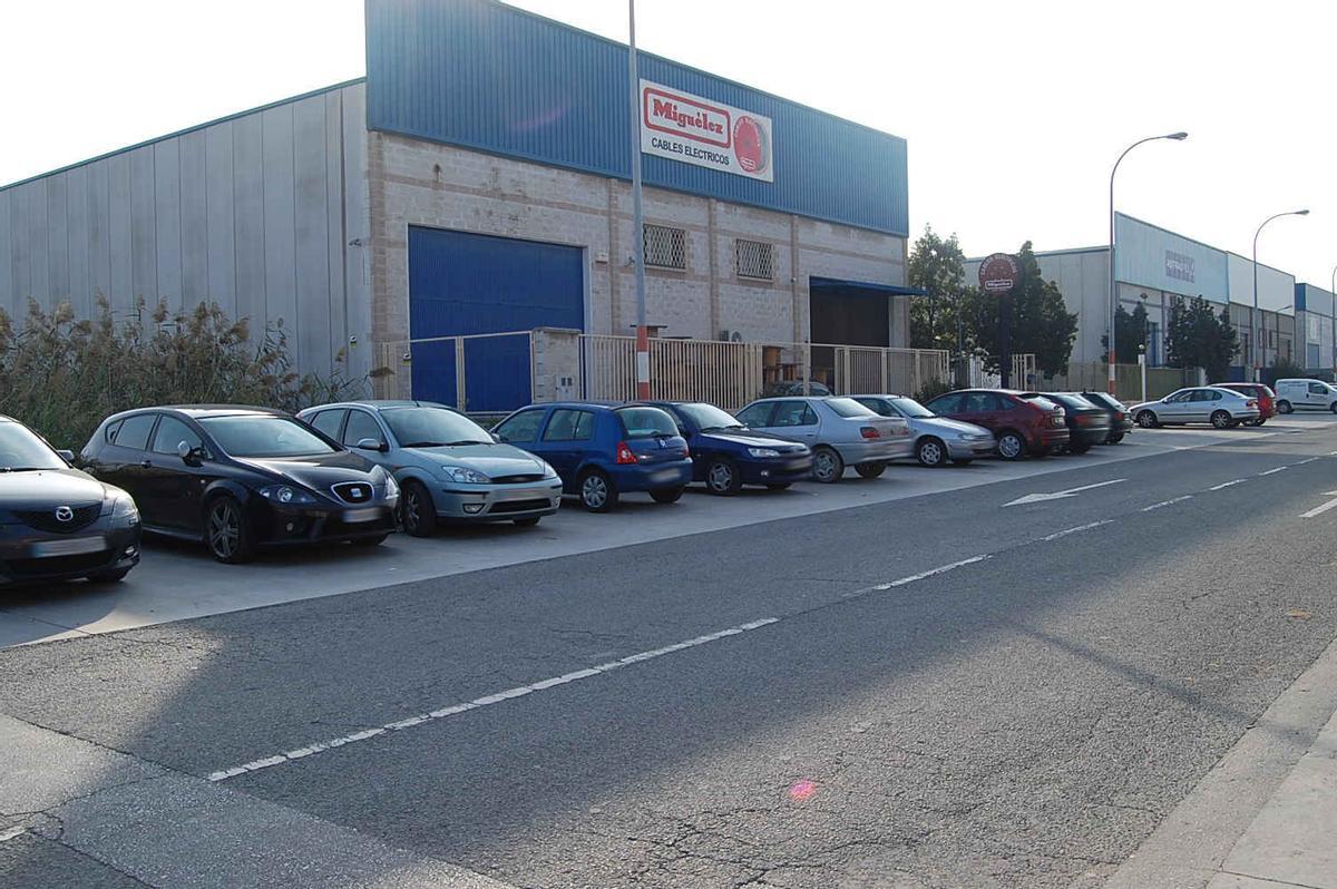 Coches estacionados en un polígono industrial de Málaga.