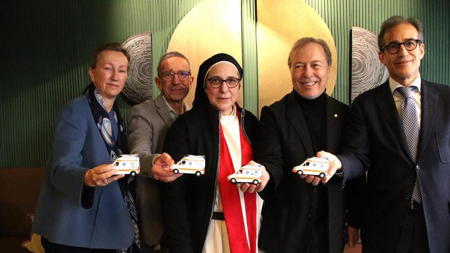 Sor Lucía Caram i altres persones implicades en la campanya en una fotografia amb ambulàncies petites