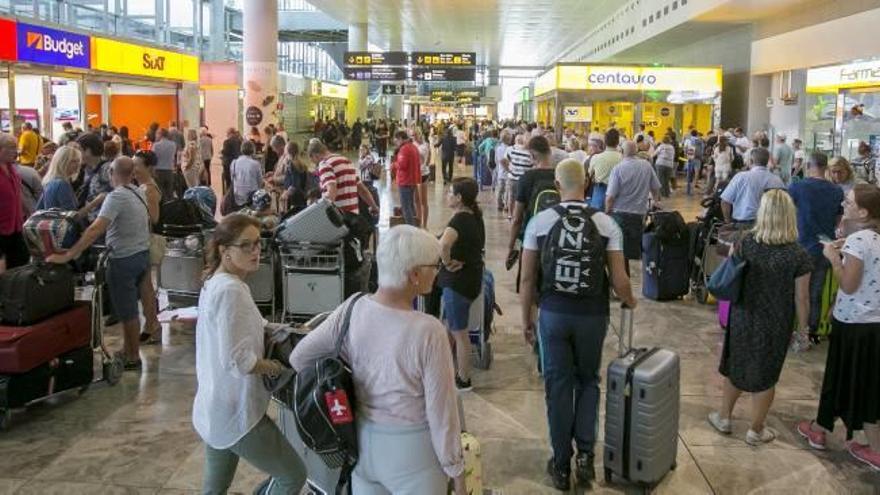 Pasajeros en el aeropuerto en una imagen reciente.