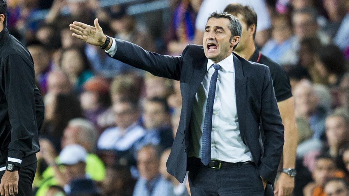 Valverde da instrucciones a sus jugadores durante el Barça-Sevilla en el Camp Nou.