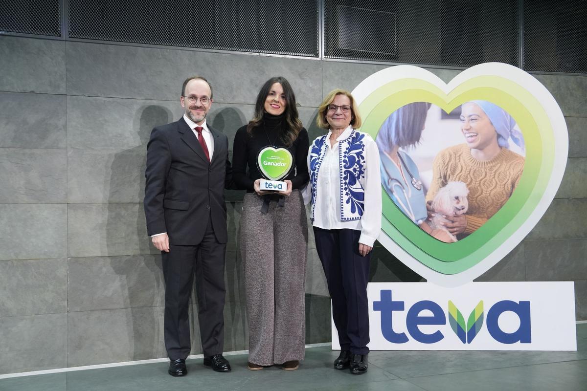 Esther Blasco y Lucía Marco, directoras de la Asociación Somos Música, recogen el Premio Humanizando la Sanidad de Teva por el proyecto ‘Alas musicales’ de manos de Manuel Corberá, director general de Salud Mental del Gobierno de Aragón.