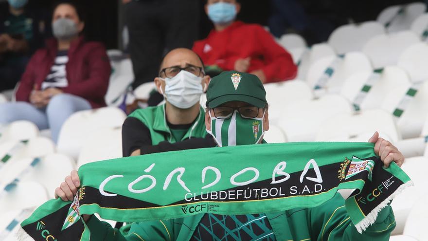 Un aficionado en el partido entre el Córdoba CF y el Cádiz B, el último de la temporada.