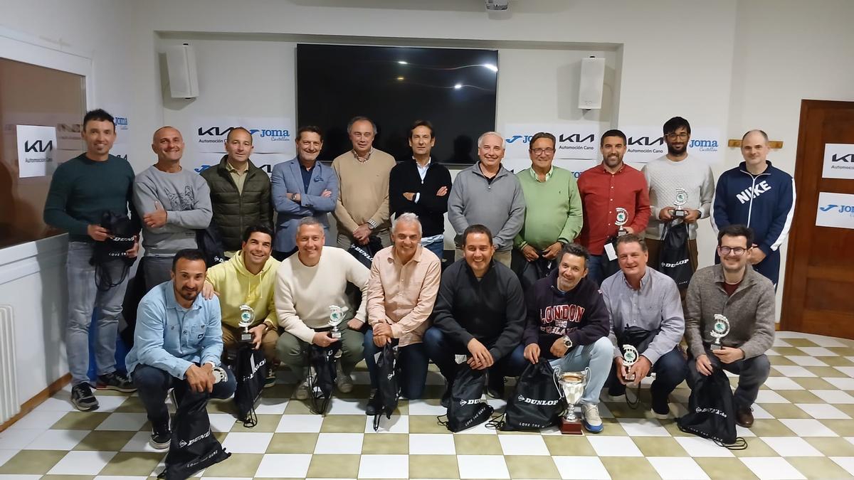 Algunos de los jugadores de la jornada de tenis antes de la cena final.