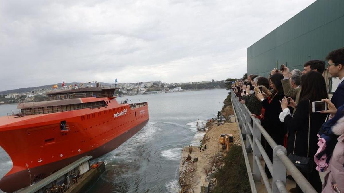 Botadura de un buque de apoyo a parques eólicos marinos en el astillero de Gondán en Figueras (Castropol).