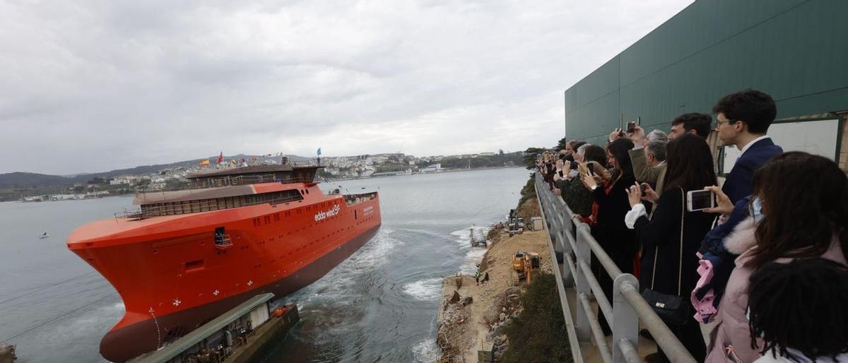 Botadura de un buque de apoyo a parques eólicos marinos en el astillero de Gondán en Figueras (Castropol).
