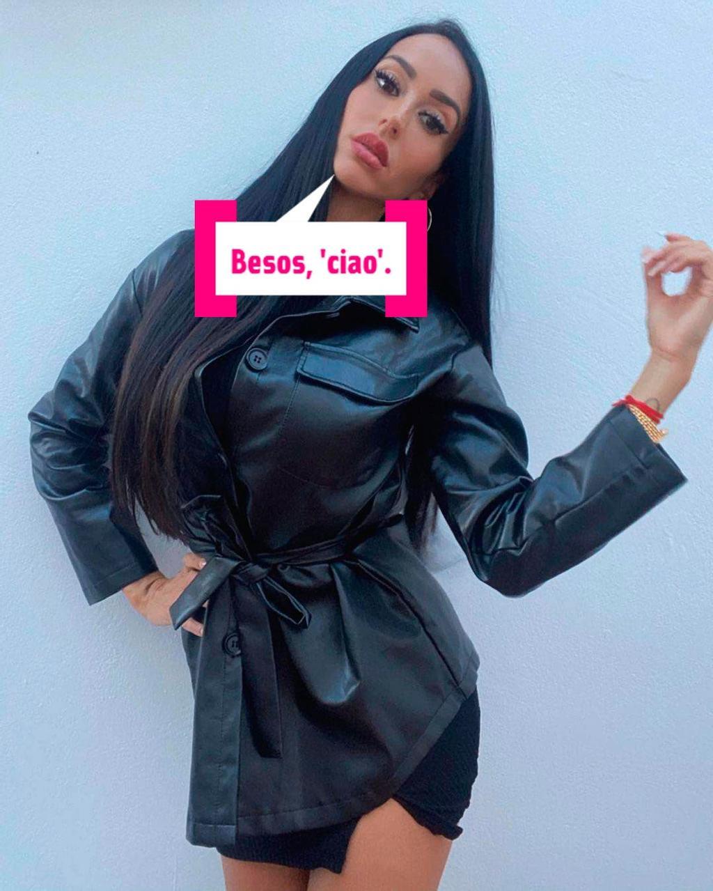 Aurah Ruiz posando con camisa 'oversize' de cuero negro