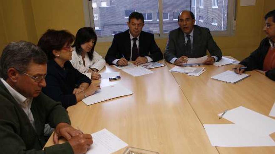 Jesús Cuadrado y Manuel Fuentes, ayer en el encuentro que mantuvieron con alcaldes de la provincia en la sede del PSOE