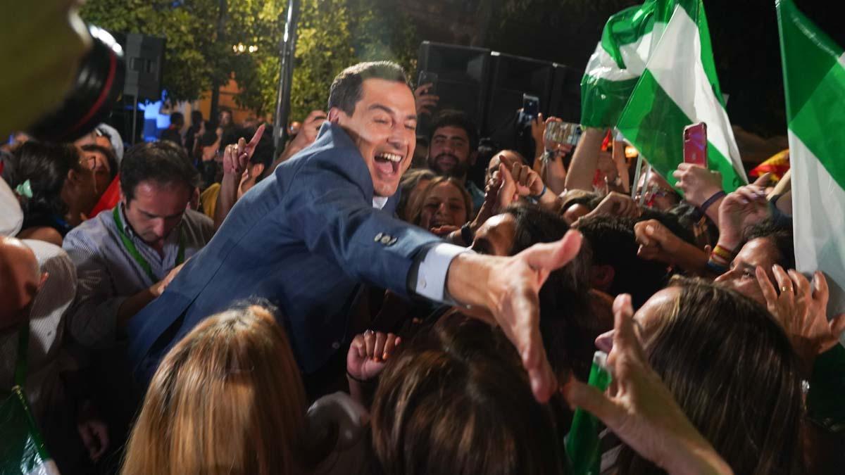 Juanma Moreno celebra su victoria en las elecciones andaluzas.