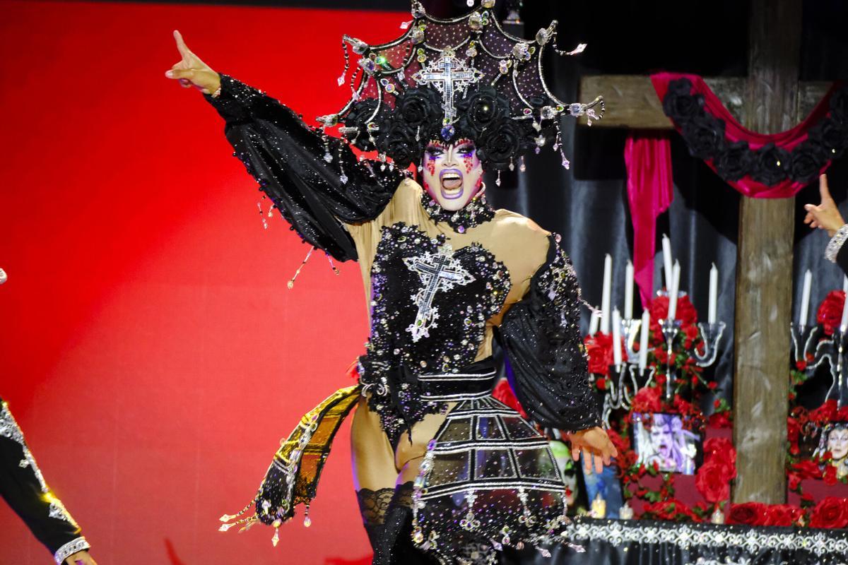 Candidato 01: Drag Avalon. Artista: Osvaldo Cabrera Rocha. Fantasía: Mira en lo que te has convertido. Representa: Juventud Canaria, Clínica Dental Claramunt y Full Cargo Diseño: José Carmona y Osvaldo Cabrera Rocha.