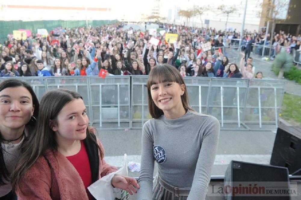 Firma de discos de Aitana en Murcia