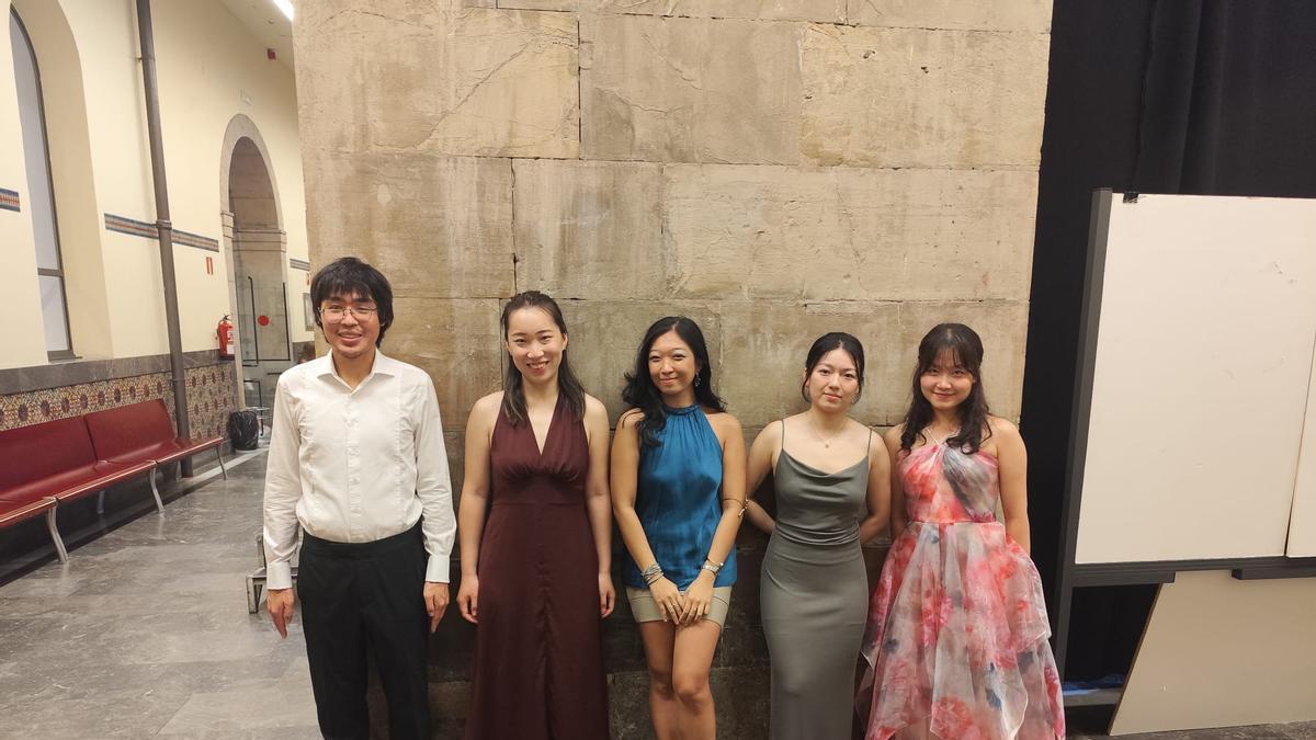 Por la izquierda, William Chen, Nicole Wu, Beatrice Khor, Zhilin Xiao y Trang Linh Le.
