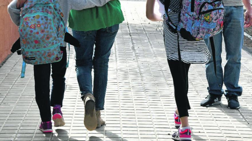 Canarias suspende las clases para evitar que los niños ejerzan de transmisores