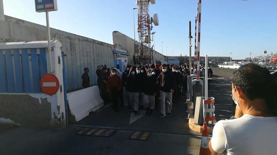 Los 227 migrantes salen del puerto de Arguineguín tras su liberación