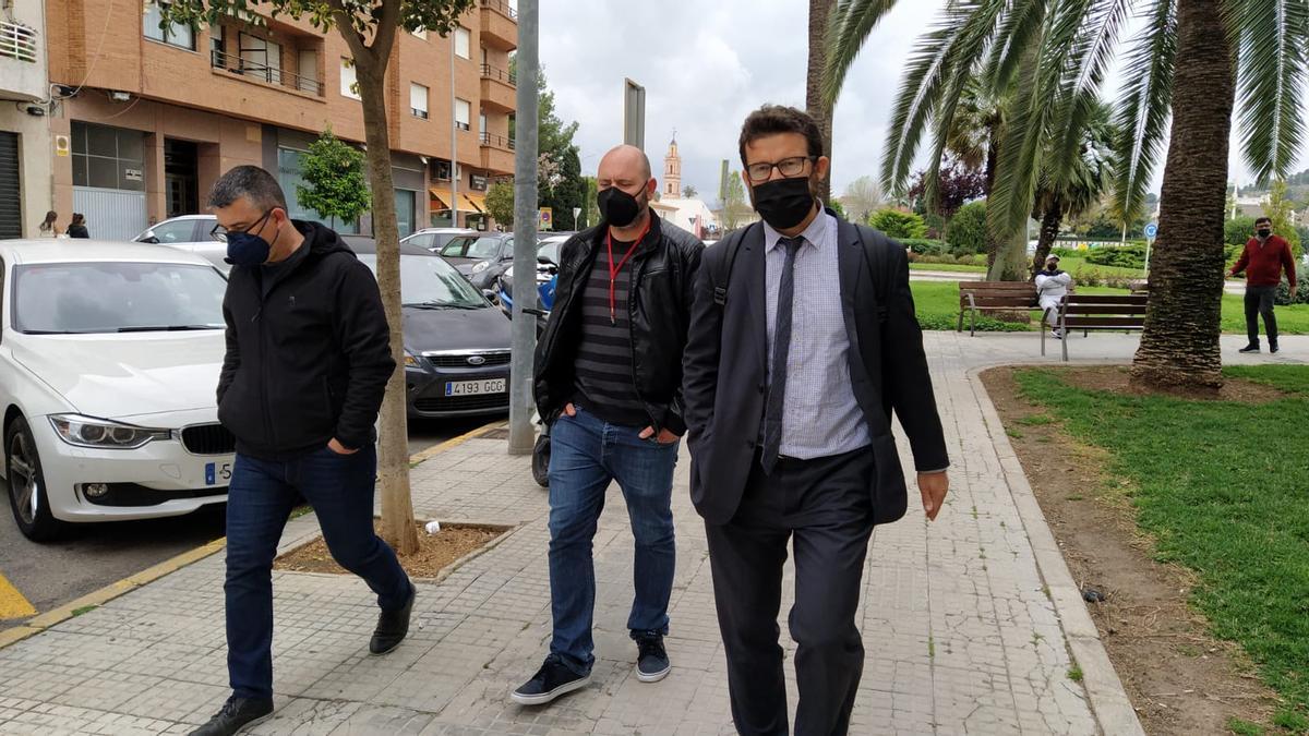 Ricardo Pastor y Manolo Sansaloni, junto a su abogado, a la llegada a los juzgados de Gandia