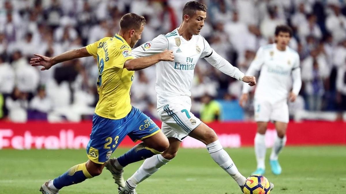 Cristiano Ronaldo pelea un balón con Javi Castellano en el partido de liga ante Las Palmas