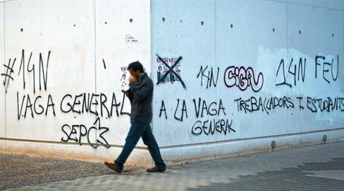 Pintades a la Universitat de València a favor de la vaga. Pintades a la Universitat de València a favor de la vaga.