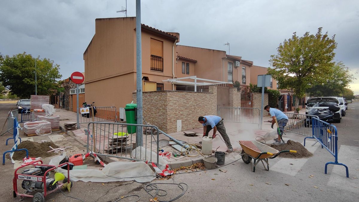 Los operarios arreglan las aceras de la barriada de La Granadilla.