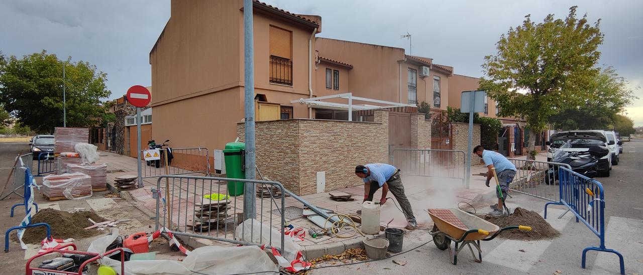 Los operarios arreglan las aceras de la barriada de La Granadilla.