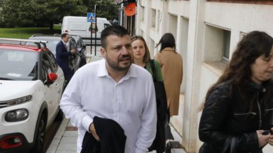 Aitor García, entrando a los Juzgados de Siero
