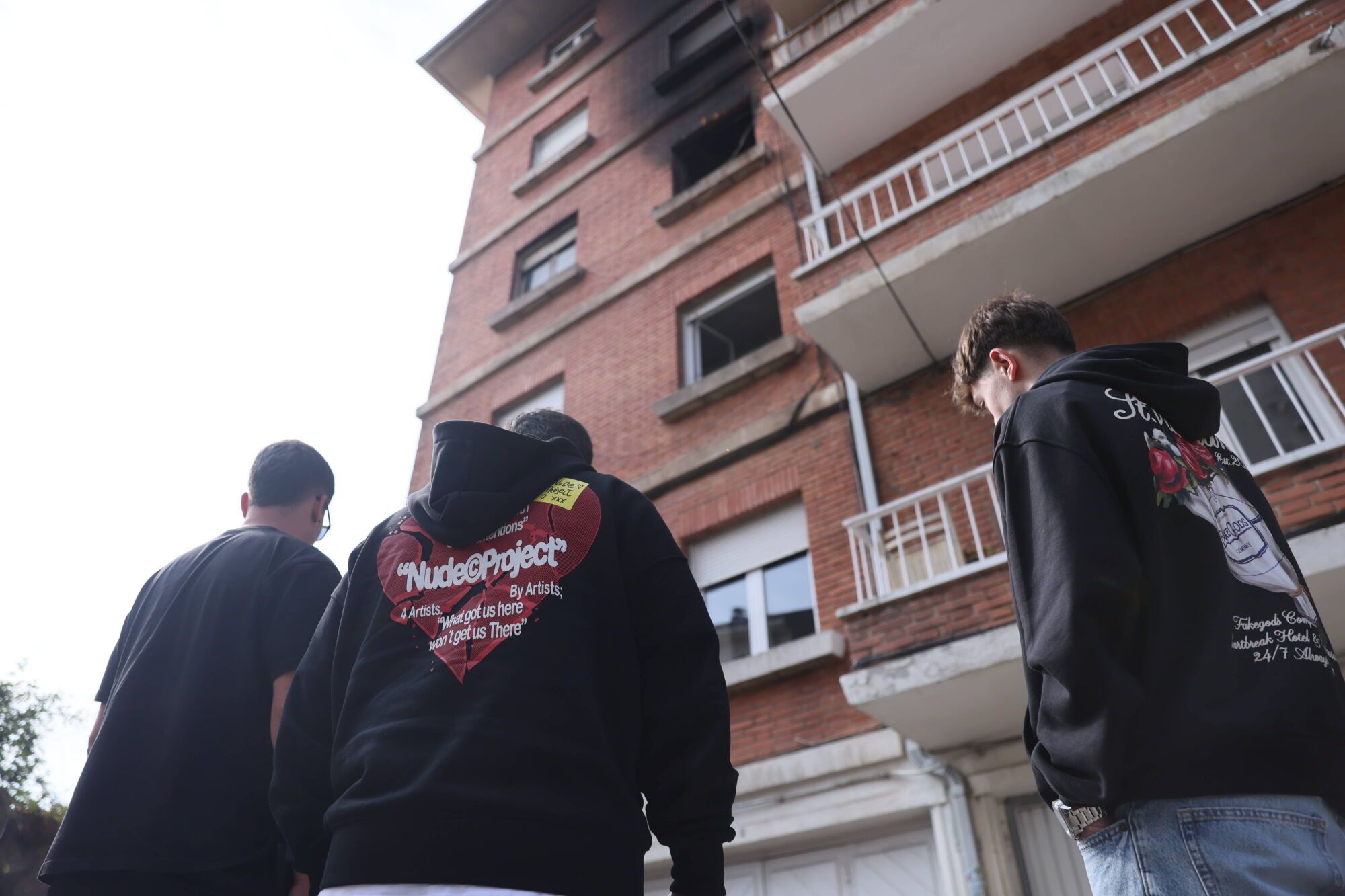 En imágenes: uno jóvenes evitan una tragedia al despertar de madrugada a los vecinos de un bloque en llamas