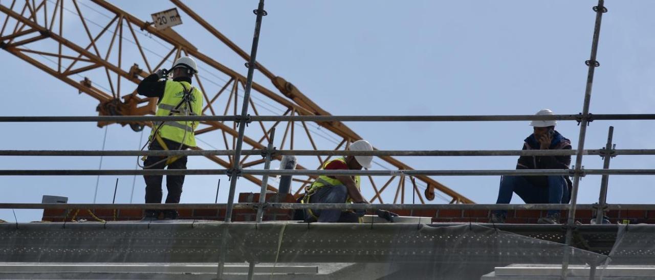 Obreros en la vuelta al trabajo de la construcción de un edificio en Pontevedra. // Rafa Vázquez