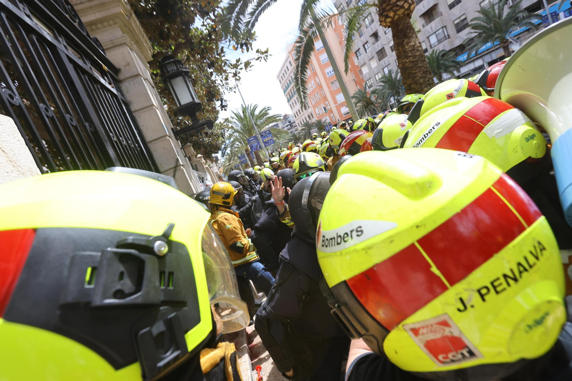 Protesta de los bomberos frente a la Diputación de Alicante