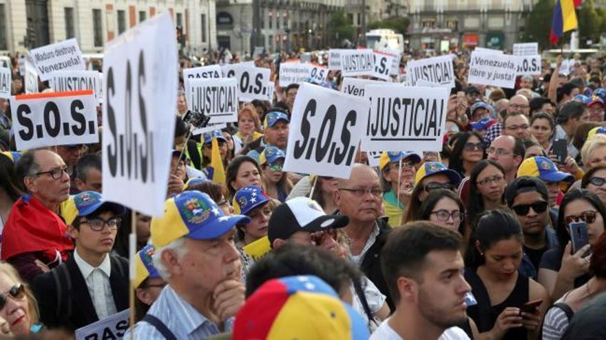 Los venezolanos en España salen a la calle para mostrar su apoyo a la oposición de su país