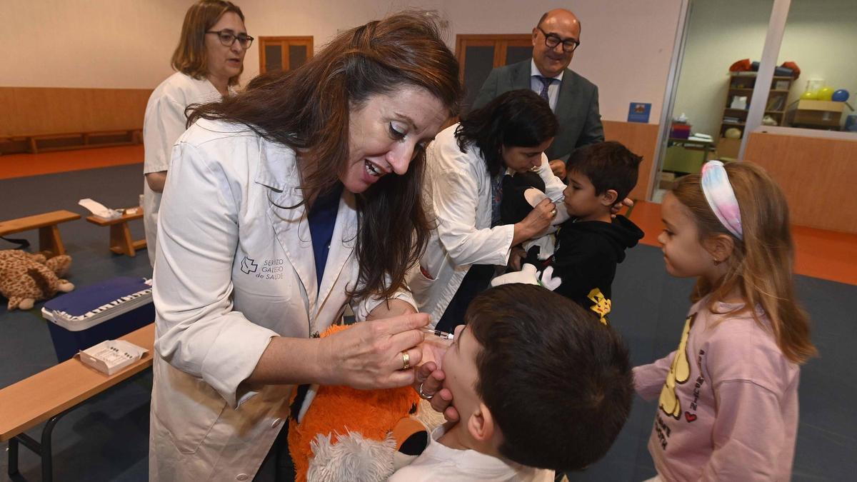 Enfermeras vacunan a niños en el Pintor Laxeiro, en Vigo