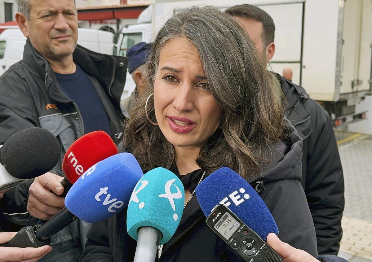 La candidata de Unidas por Extremadura atiende a los medios en Almendralejo.