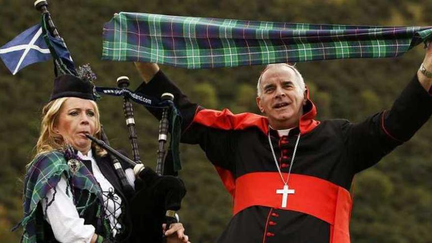 Keith O&#039;Brien, con el tartán diseñado para la visita de Benedicto XVI a Edimburgo, en 2010.