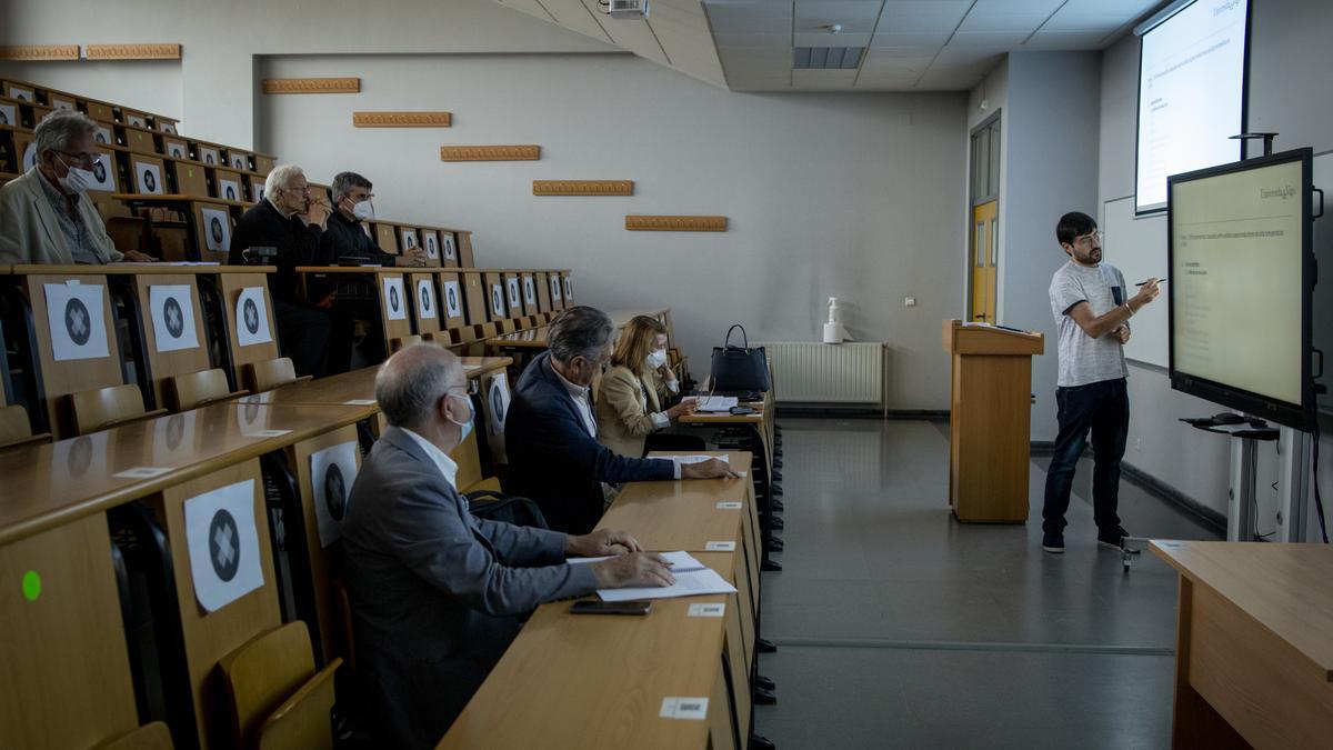 Esteban Paredes presenta los resultados de su trabajo, en una de las aulas del edificio Politécnico.