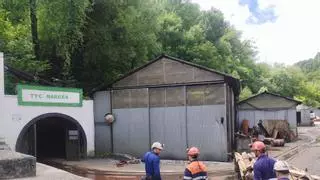 Dos especialistas de la Brigada de Salvamento Minero inspeccionan "de manera exhaustiva" la mina de Vega de Rengos (Cangas)