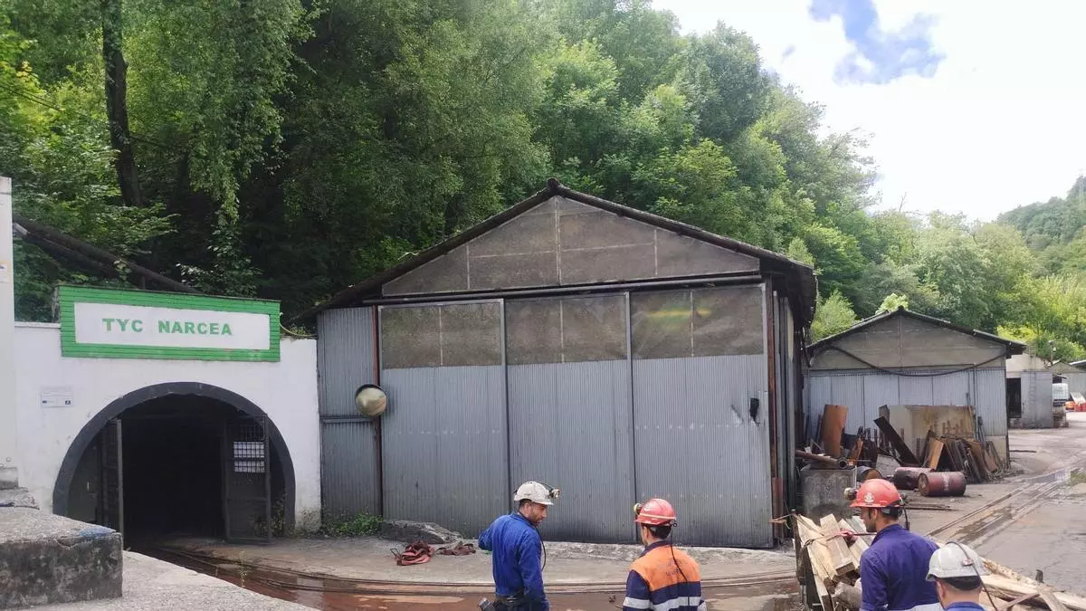 Dos especialistas de la Brigada de Salvamento Minero inspeccionan "de manera exhaustiva" la mina de Vega de Rengos (Cangas)